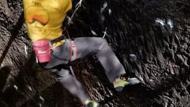 Alpinisti ra nga faqja shkëmbore, në të cilën ende askush nuk ka mundur të ngjitet (Video)