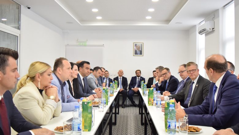 Një delegacion i bizneseve amerikane njoftohet me mundësitë për investime në Kosovë