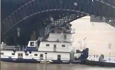 Anija dëmtoi pjesëne sipërme, gjatë kalimit nën harkun e një ure (Video)