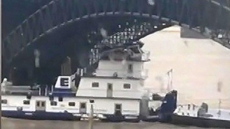 Anija dëmtoi pjesëne sipërme, gjatë kalimit nën harkun e një ure (Video)