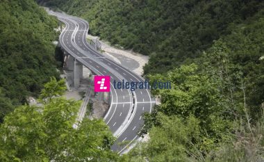 Plot shishe xhami bien nga kamioni në autostradën për në Shkup – s’ka dëme