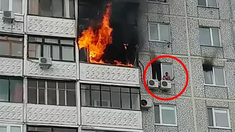 Banesa në katin e tetë u përfshi nga flaka, nëntëvjeçari qëndroi përjashta dritares mbi pajisjen për kondicionimin e ajrit (Video)