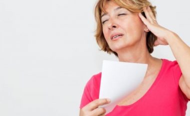 Afshet e menopauzës janë bërë të padurueshme? Kështu mund të lehtësoni këtë simptomë