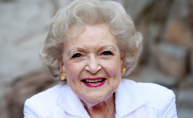 Është 97 vjeçare dhe ende shkëlqen në çdo aspekt – cili është sekreti i Betty White?