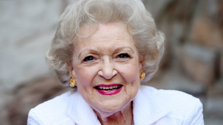 Është 97 vjeçare dhe ende shkëlqen në çdo aspekt – cili është sekreti i Betty White?