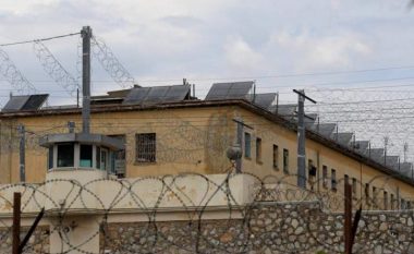 Përleshje masive mes shqiptarësh në një burg në Greqi