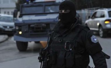 Arrestohet komandanti i policisë në Zubin Potok, serbët bllokojnë rrugën