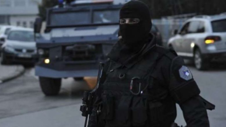 Arrestohet komandanti i policisë në Zubin Potok, serbët bllokojnë rrugën