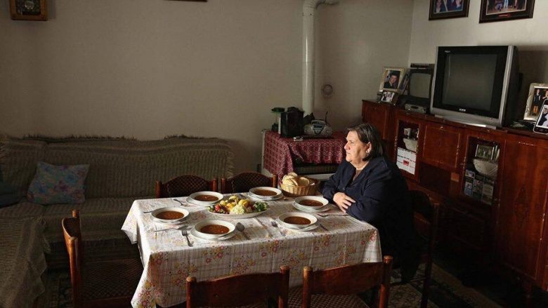 Gruaja që është bërë sinonim i vuajtjes në Gjakovë, thotë se nga shteti merr vetëm 250 euro por i është ndalë ndihma sociale