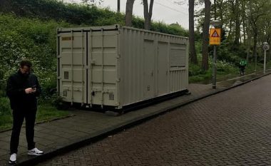 Dhoma që rezervoi në kryeqytetin holandez, ishte një kontejner në rrugë me tualet përjashta (Video)