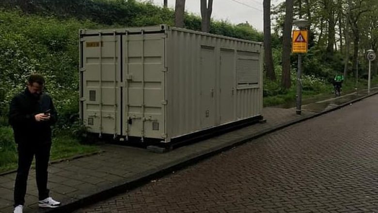 Dhoma që rezervoi në kryeqytetin holandez, ishte një kontejner në rrugë me tualet përjashta (Video)
