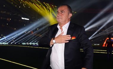Madhështore, tifozët e Galatasarayt e ndezin atmosferën kur “Perandori Terim” futet në stadium për festën e titullit