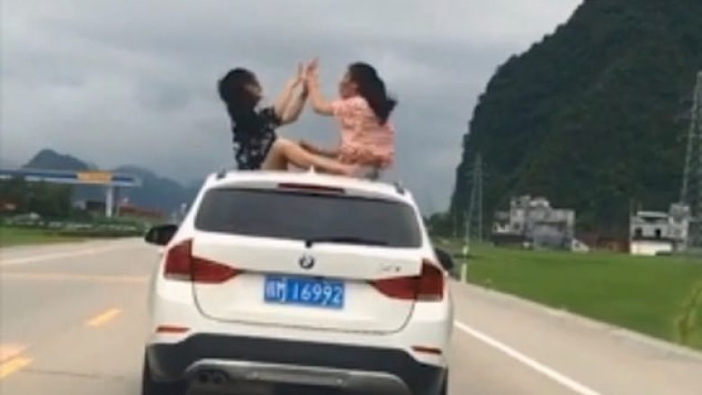 Fëmijët luanin mbi tavanin e makinës që lëvizte me shpejtësi nëpër rrugë (Video)