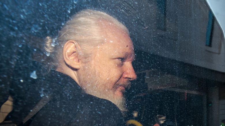 Julian Assange dënohet me 50 javë burgim