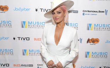 Bebe Rexha duket atraktive në kostum të bardhë ndërsa rrëmben vëmendjen me flokët ngjyrë rozë