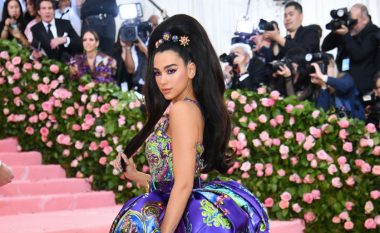 Dua Lipa me imazhe provokuese, tregon se pati zgjatime flokësh në MET GALA