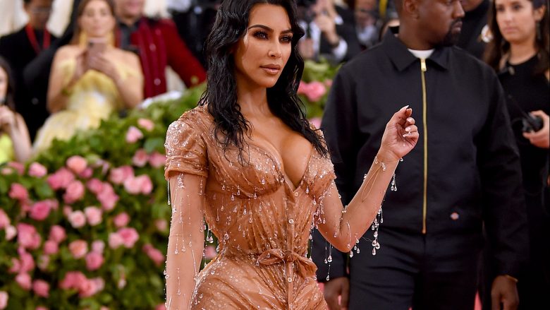 Kim Kardashian zbulon se ajo mori ‘mësime frymëmarrje’ për korsenë e saj të ngushtë para se të shkonte në MET Gala