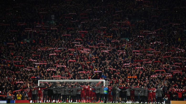 Momente nga festa e pas kualifikimit të Liverpoolit në finale – kënga ‘You’ll never walk alone’ e kënduar nga i gjithë stadiumi