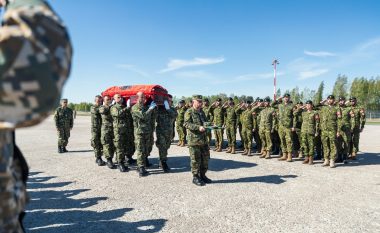 Mbërrin në atdhe trupi i ushtarakes së vranë në Letoni (Foto)