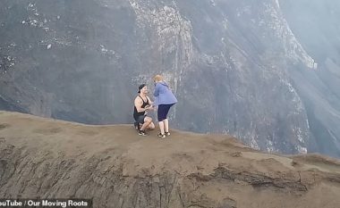 I propozoi të dashurës martesë, derisa ndodheshin në cepin e kraterit të një vullkani (Video)