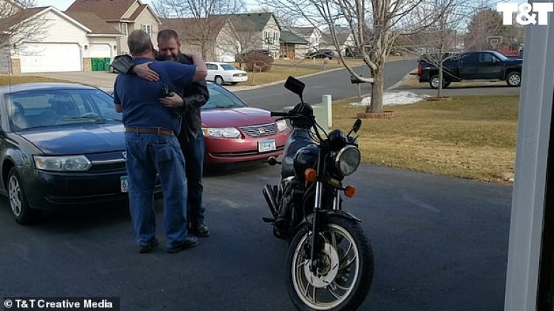 Ia riparoi fshehtas motoçikletën e vjetër, babai filloi të qante me befasinë e të birit (Video)