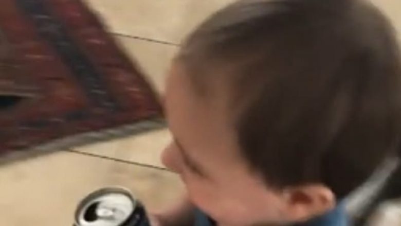 Iku me kanaqen e birrës, vogëlushi refuzonte ta kthente prapa (Video)