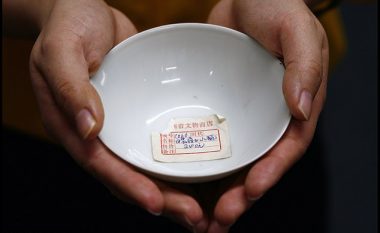 Ishte blerë shumë lirë, pjata e lashtë kineze u shit në ankand për 40 mijë funte (Foto)