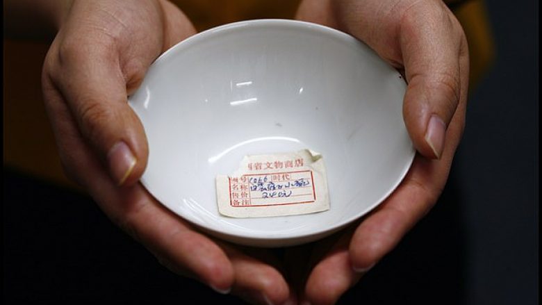 Ishte blerë shumë lirë, pjata e lashtë kineze u shit në ankand për 40 mijë funte (Foto)