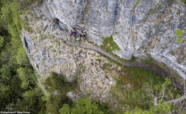 Kalimi i rrezikshëm në shtegun e ngushtë, nëpër shkëmbin e lartë afro 100 metra (Foto)