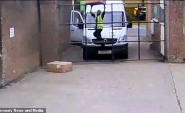 Karriget që i porositi, postieri ia hodhi mbi derën e lartë dy metra e gjysmë (Video)