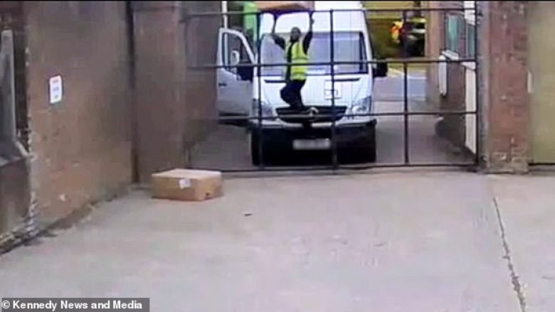 Karriget që i porositi, postieri ia hodhi mbi derën e lartë dy metra e gjysmë (Video)