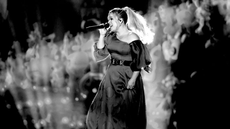 Kelly Clarkson u operua pas performancës në Billboard Music Awards