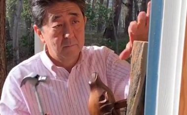 Kryeministri japonez me paraqitje bizare, monton një zile druri në derën e vilës (Video)