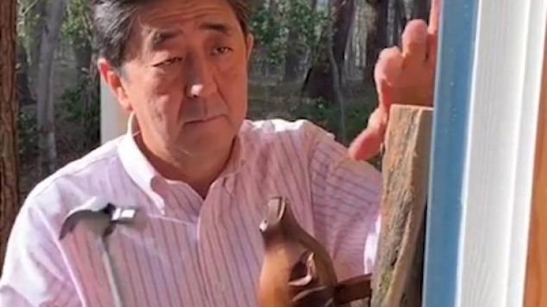 Kryeministri japonez me paraqitje bizare, monton një zile druri në derën e vilës (Video)