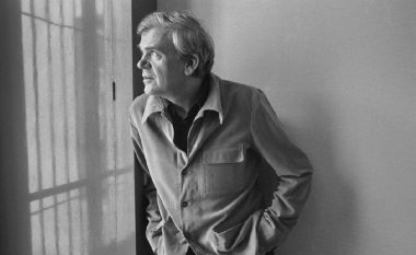 Milan Kundera dhuron bibliotekën dhe arkivat e tij