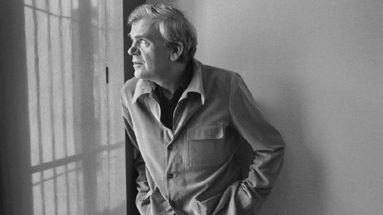 Milan Kundera dhuron bibliotekën dhe arkivat e tij