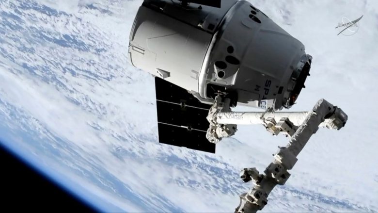Musk tregon 60 satelitët, që do të ndihmojnë për ta bërë internetin shumë më të shpejtë (Foto)