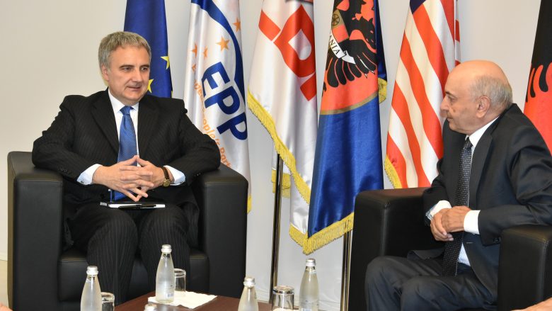 Mustafa takohet me ambasadorin italian, flasin për dialogun dhe iniciativën për rrëzim të qeverisë