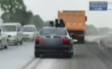 Ndalohet shoferi që lejoi tre fëmijë, të dilnin nga pjesa e sipërme e veturës (Video)