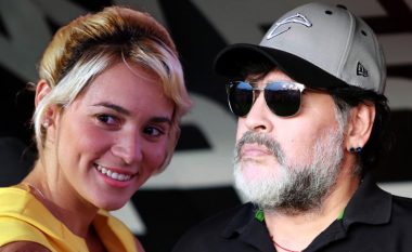 Maradona ndalet nga polica në aeroport, pasi ish-e dashura pohon se i ka borxh 5.6 milionë euro