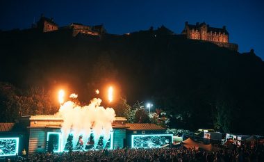 Organizatorët e festivalit ndalojnë përdorimin e telefonave, kërkojnë që pjesëmarrësit ta përjetojnë momentin (Foto)