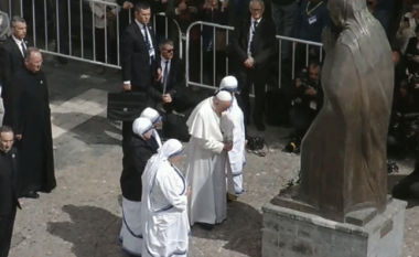 Papa Françesku në shtëpinë përkujtimore të Nënës Terezë, përkulet para përmendores së saj (Foto)