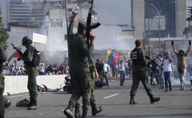 Pompeo: Shtetet e Bashkuara mund të ndërmarrin sulm ushtarak në Venezuelë (Video)