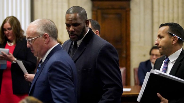 R Kelly është analfabet, shtyhet gjykimi për abuzim seksual