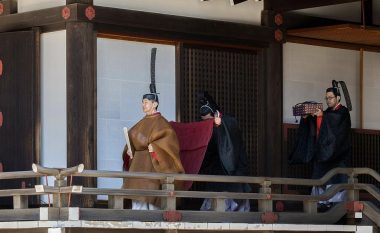 Rituali lashtë i lutjeve të peradorit të ri japonez, disa ditë pasi u ngjit në fron (Video)