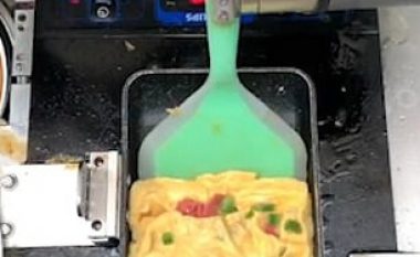 Roboti befasoi klientët e hotelit duke ua servuar omletën e kompletuar (Video)