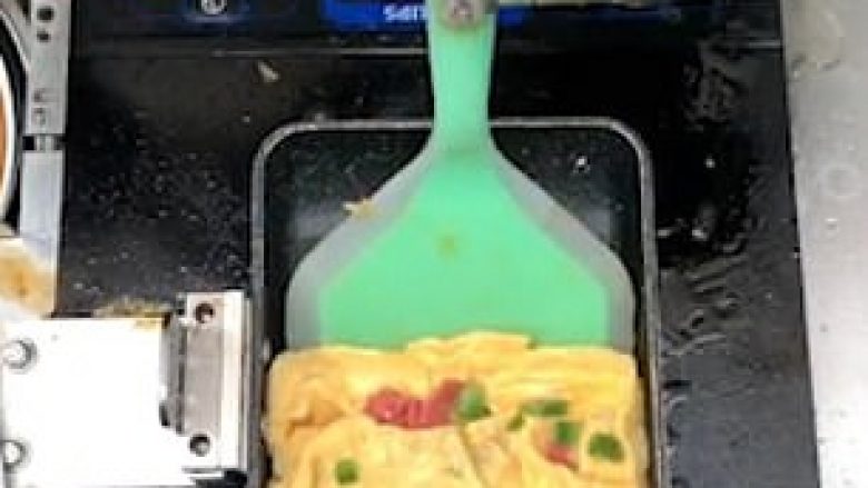 Roboti befasoi klientët e hotelit duke ua servuar omletën e kompletuar (Video)