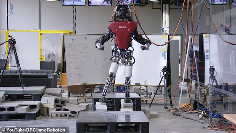 Roboti me peshë prej 75 kilogramëve, eci vet nëpër blloqe dhe në një shirit (Video)