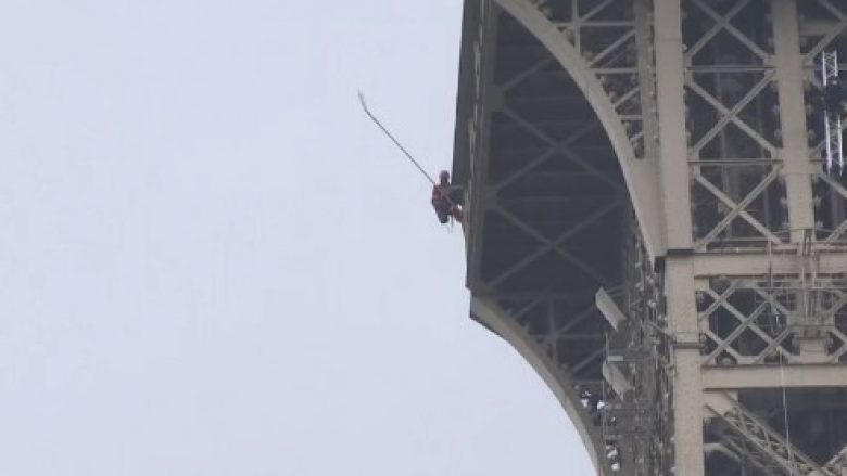 Një burrë vë në alarm Parisin, ngjitet pa leje në kullën Eiffel (Video)