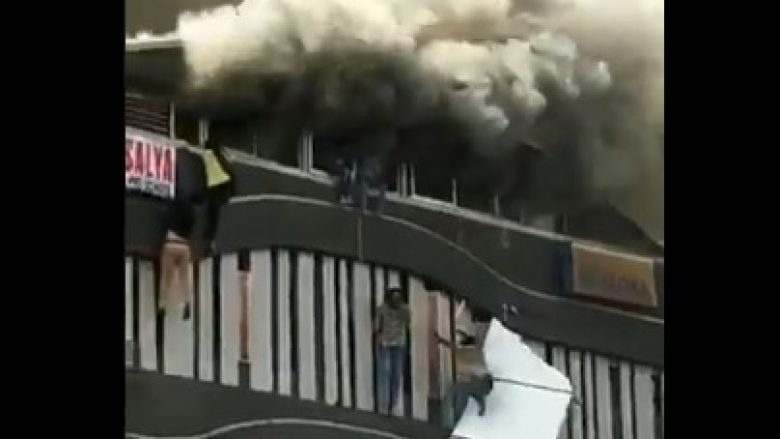 Qendra tregtare përfshihet nga zjarri, disa të vdekur në Indi – pamjet tregojnë se si njerëzit hidheshin nga ndërtesa (Video)